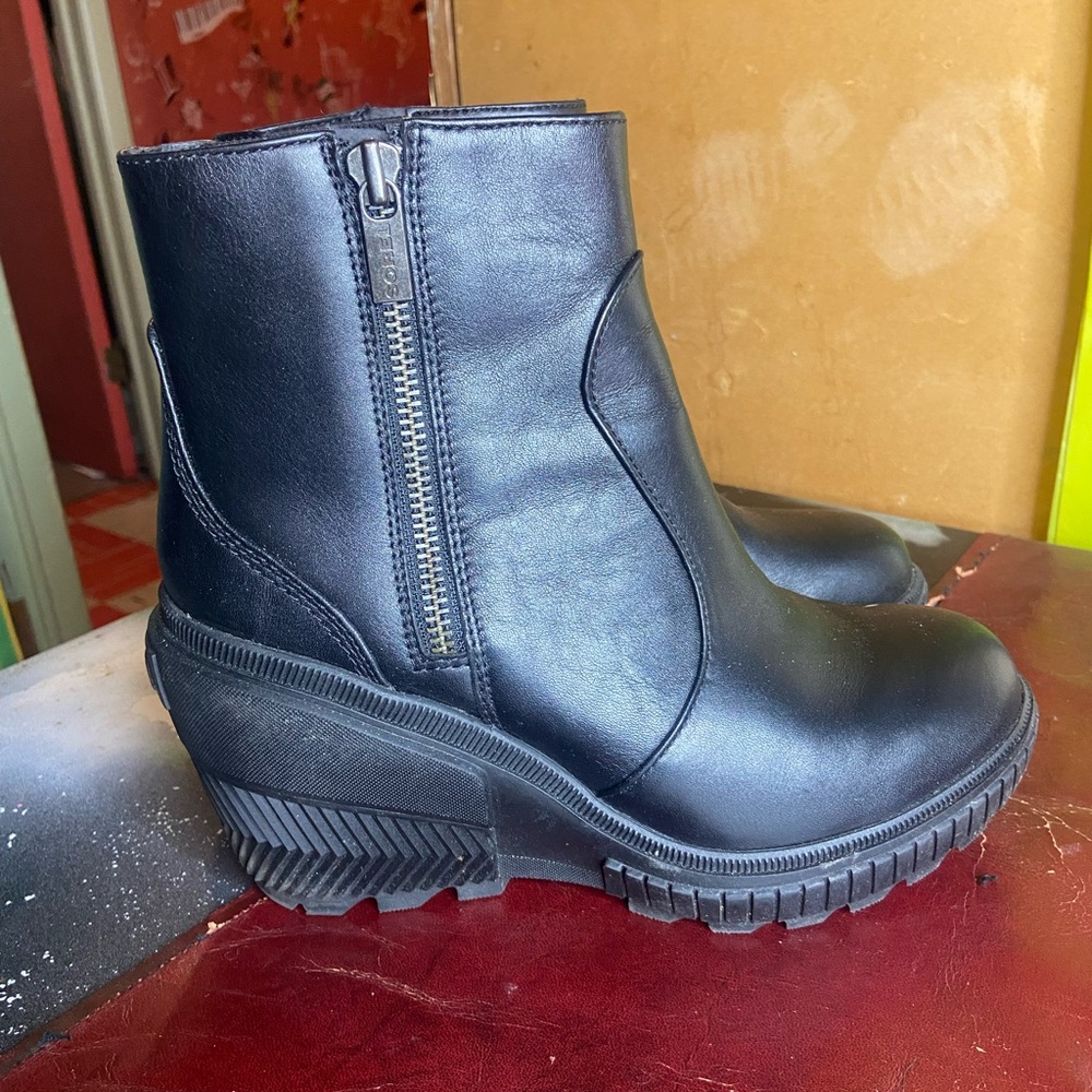 Black Leather Sorel Zipper Ankle Boots Size 9